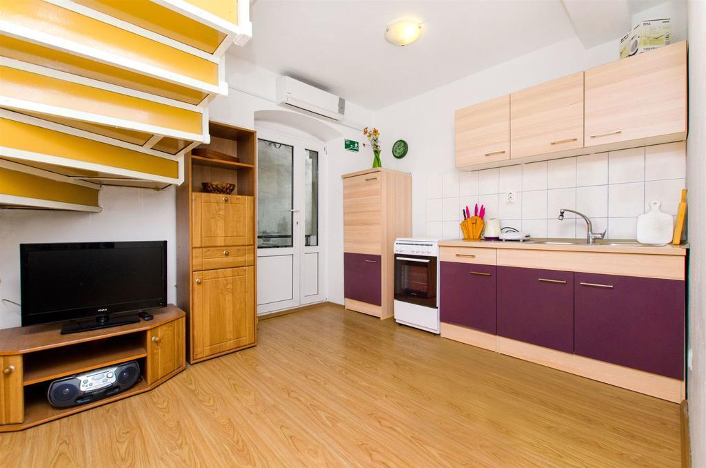Apartment Mandic Omis Exterior photo